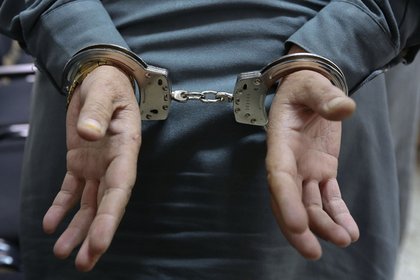 Мужчина нашел в еде волос и побрил жену налысо