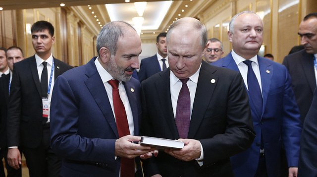 Никол Пашинян подарил Владимиру Путину книгу Владимира Казимирова «Мир Карабаху»