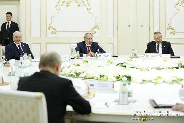 Лукашенко на саммите СНГ призвал поддержать действующую власть в Украине