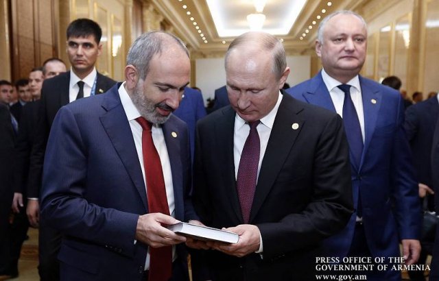 Премьер Армении Никол Пашинян представил подробности о подаренной президенту РФ Владимиру Путину книге