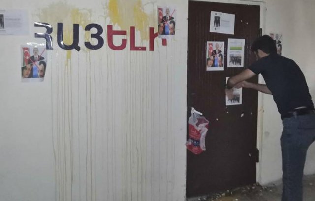 Участникам акции, забросавшим яйцами стену клуба «Айели», предъявлено обвинение