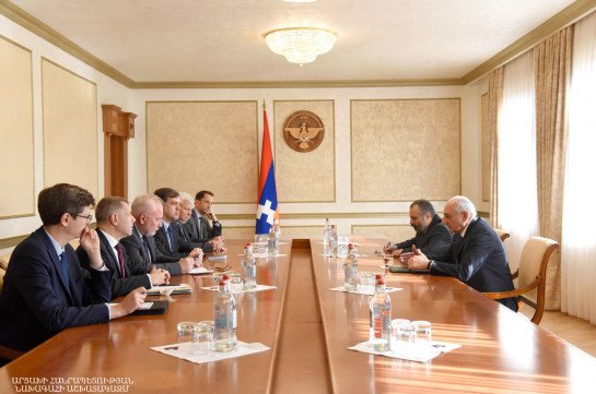 На встрече с посредниками президент Арцаха подчеркнул необходимость восстановления полноценного переговорного формата