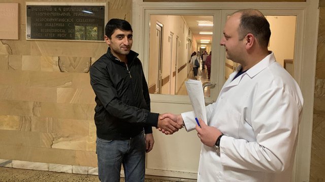 В Ереване получившего ранение полицейского выписали из больницы