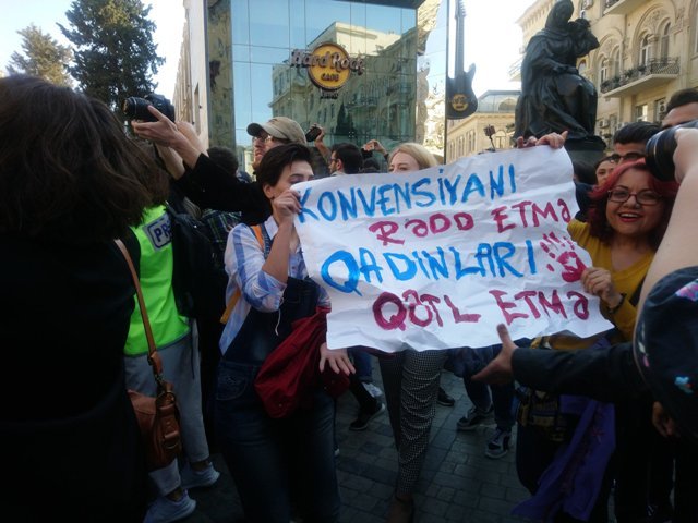 Азербайджанские феминистки провели акцию протеста против давления в отношении женщин