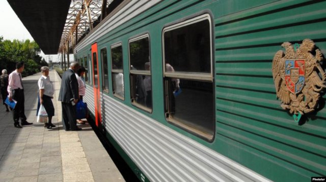 В Армении бастуют железнодорожники