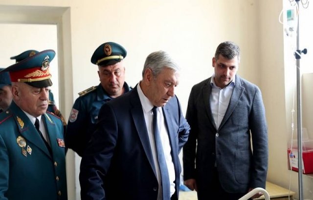 Феликс Цолакян навестил спасателя Эдгара Григоряна, получившего ожоги в пожаре