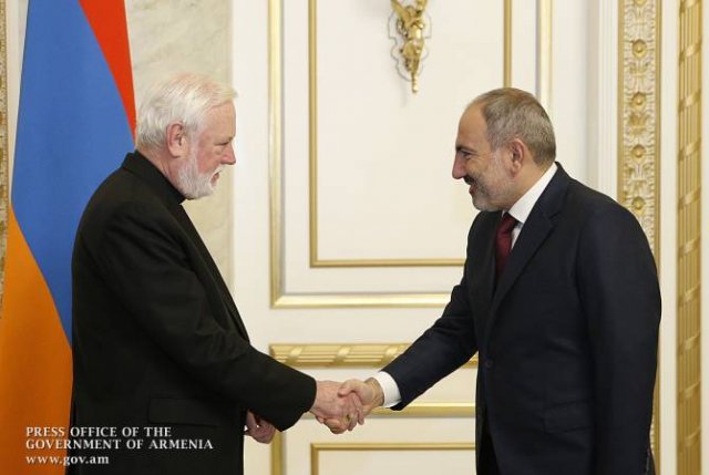 Премьер-министр принял секретаря по отношениям с государствами Святого Престола