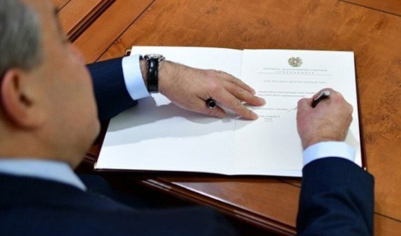 Президент Армении посмертно наградил спасателя, погибшего при тушении пожара в Лори