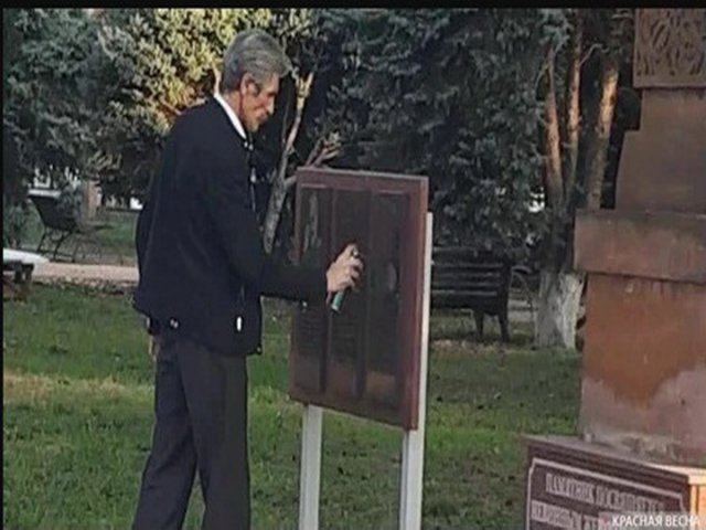 Российский депутат в Краснодаре закрасил черной краской памятную доску Гарегину Нжде
