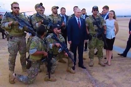 Появилось фото Путина в окружении спецназа