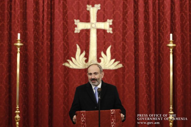 Азербайджанский блогер попросил у премьера Армении «мира» в церкви в Милане