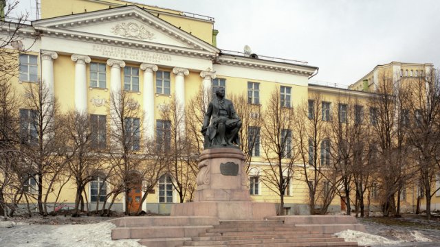 Мужчина попытался пройти на лекцию в здании журфака МГУ с ножом