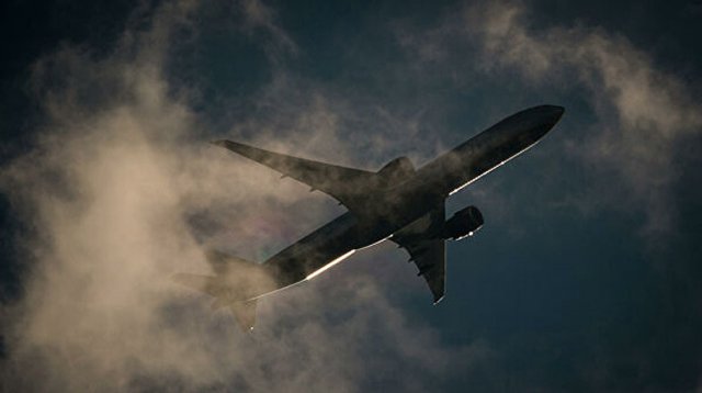 Boeing с пылающим двигателем пролетел над Лос-Анджелесом