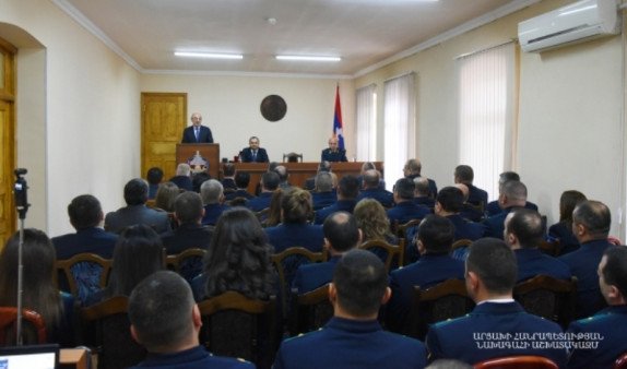 Президент Арцаха поздравил сотрудников Прокуратуры с профессиональным праздником и вручил госнаграды
