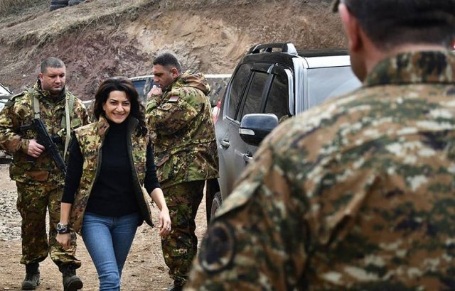 Супруга Пашиняна пригласила жену Алиева в Арцах