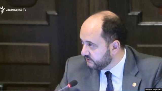 Представитель молодежного крыла «Дашнакцутюн» передала министру письмо с требованием об отставке