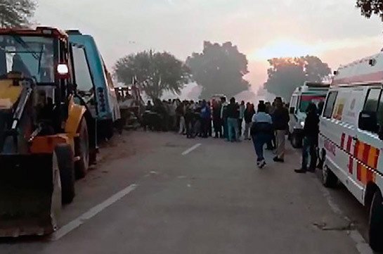 В Индии девять человек погибли при столкновении автобуса с грузовиком