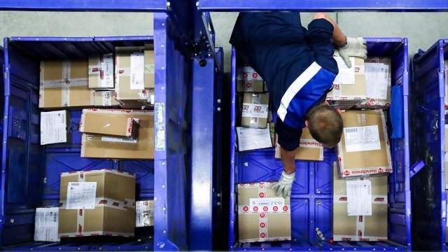 В РФ предлагают снизить порог беспошлинных онлайн-покупок до 20 евро