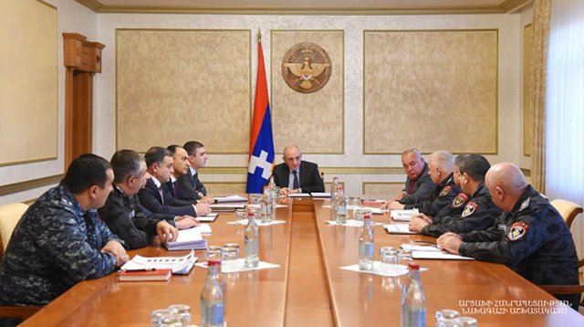 Бако Саакян провел совещание по вопросам работы Дорожной полиции Арцаха
