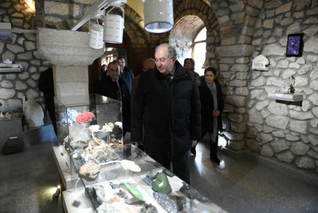 Президент Армении посетил Государственный музей геологии в Шуши