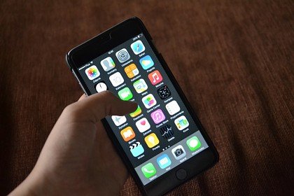 Роспотребнадзор посоветовал не держать телефоны в карманах брюк