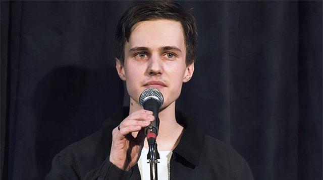 Комик Александр Долгополов покинул Россию после запроса полиции из-за его выступления в стендап-клубе