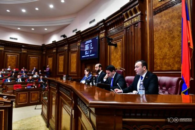 Парламент принял в первом чтении закон о возмещении платы за обучение работающих студентов