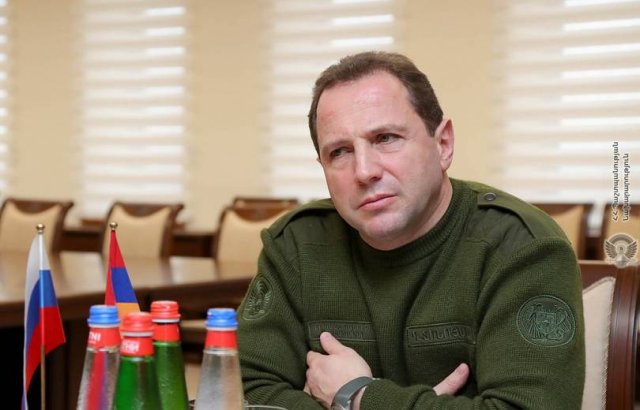 Министр обороны Армении встретился с послом России