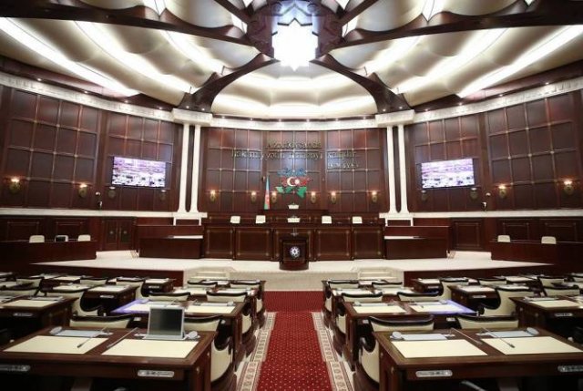 Парламент Азербайджана впервые возглавила женщина
