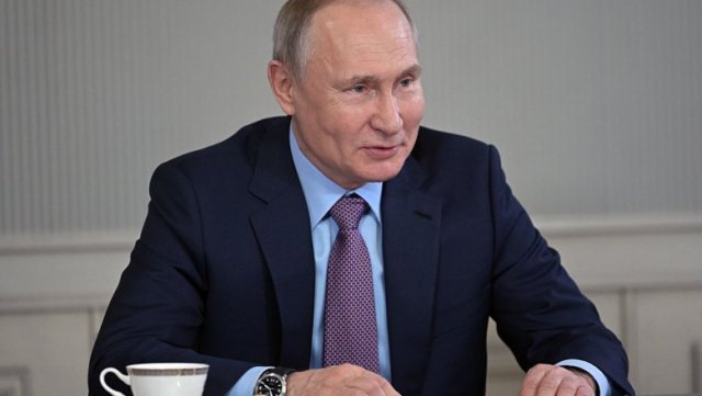 Путин не согласен с теми, кто называет его царем