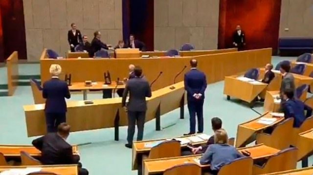 В Нидерландах министр здравоохранения упал в обморок во время выступления