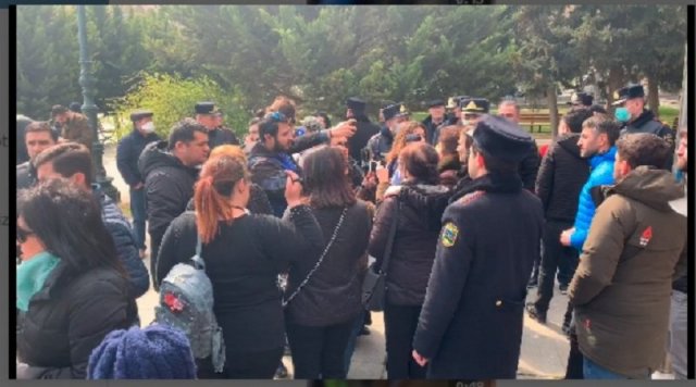 В Баку полицейские избили журналистов