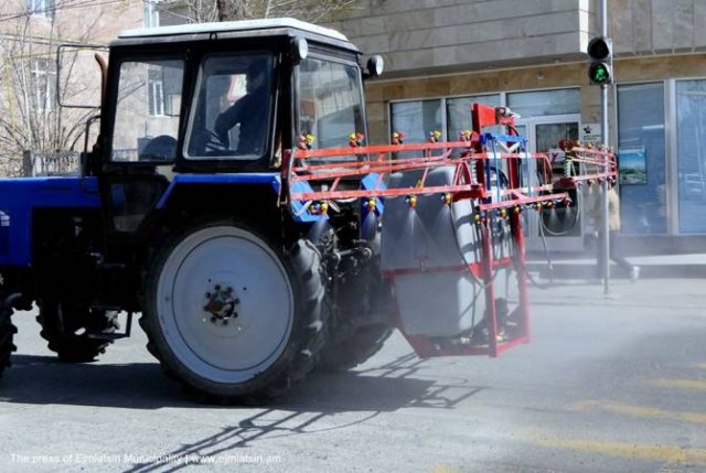 В Эчмиадзине работы по дезинфекции улиц и тротуаров проводятся ежедневно