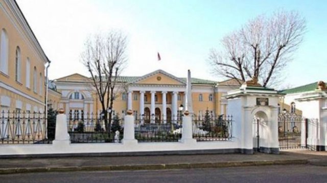В посольстве Армении в России с 1 апреля действуют номера «горячей линии»