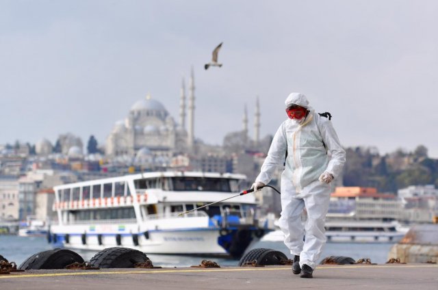 В Турции закрыли 30 городов и обязали жителей носить медицинские маски