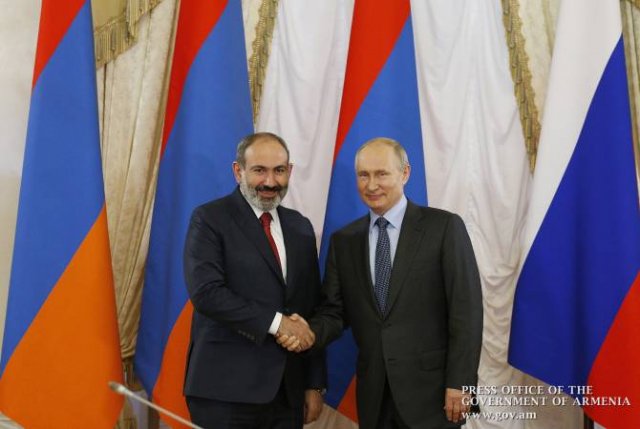 Пашинян обсудил с Путиным вопросы поставок природного газа в Армению