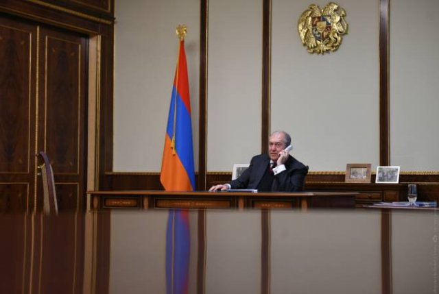 Армен Саркисян провел телефонный разговор с супругой посла Рубена Шугаряна