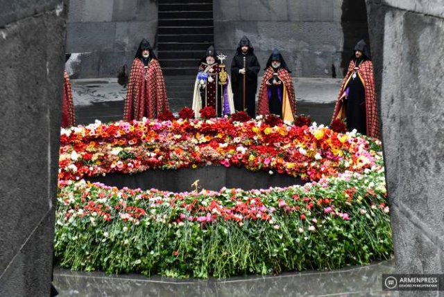 Католикос Всех Армян посетил Мемориальный комплекс Цицернакаберд