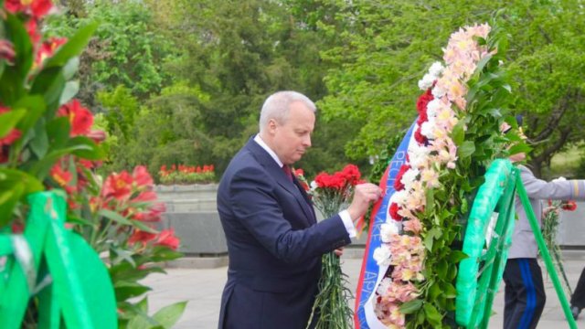 Российские дипломаты возложили цветы к Вечному огню в Ереване