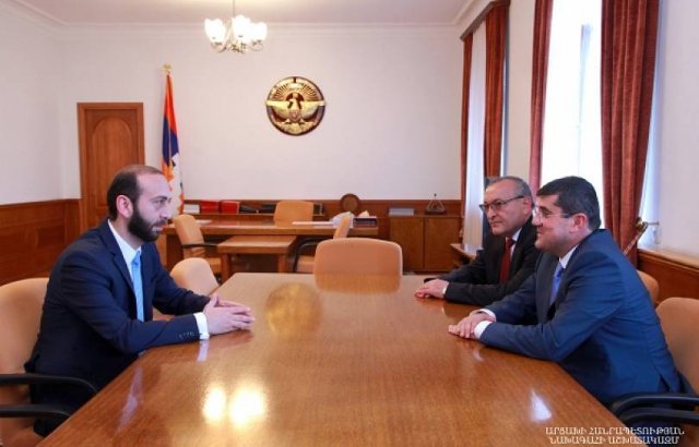 Арарат Мирзоян поздравил Араика Арутюняна со вступлением в должность президента Арцаха