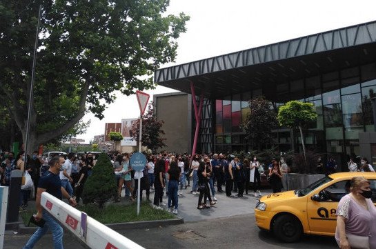 Сигнал о бомбе в трговом центре Yerevan Mall оказался ложным – МЧС Армении