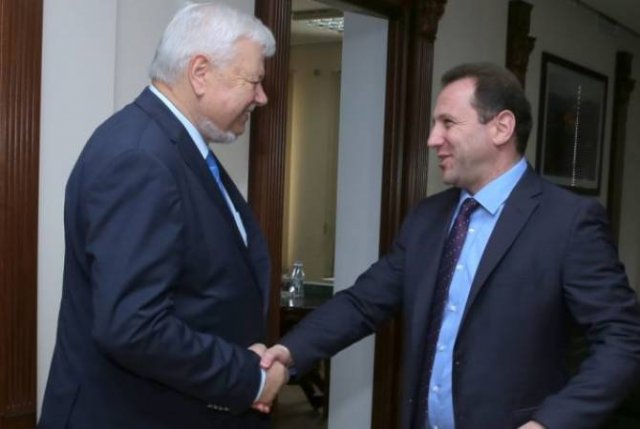 Министр обороны Армении передал послу Каспршику информацию о ситуации на границе