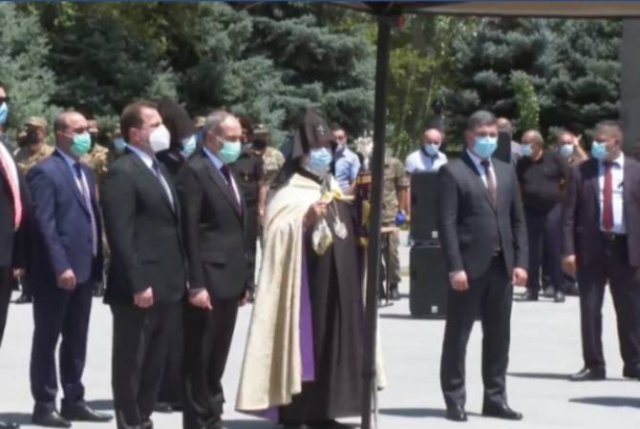 Никол Пашинян принимает участие в церемонии похорон погибшего военнослужащего Гаруша Амбарцумяна