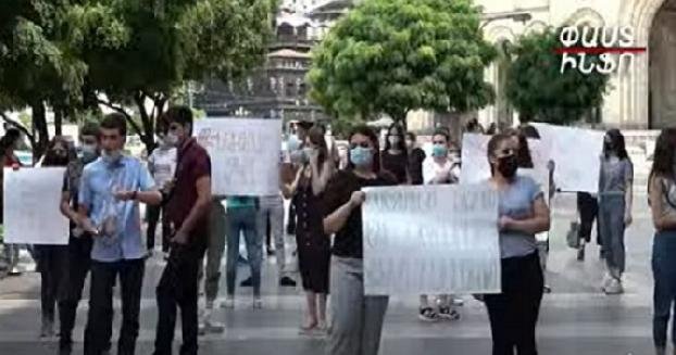 Не поступившие в вузы абитуриенты и их родители проводят акцию протеста перед зданием правительства Армении