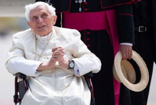 В Ватикане прокомментировали состояние почетного Папы Бенедикта XVI