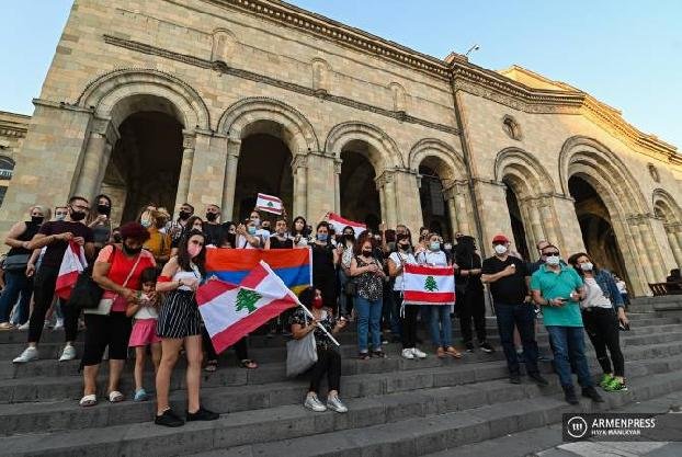 В память о жертвах взрыва в Бейруте на площади Республики состоялась церемония зажжения свеч