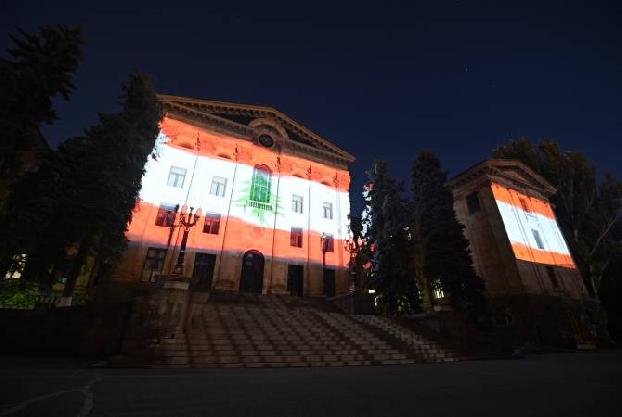 Здание парламента Армении осветили цветами государственного флага Ливана