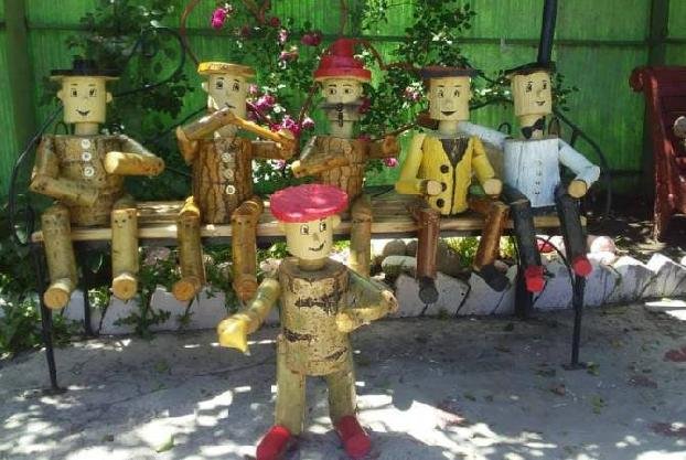 Деревянные куклы украшают различные районы Гюмри