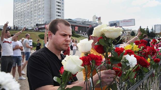 Жители Минска несут цветы на место гибели участника акции протеста