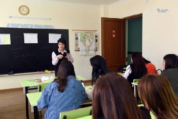 Преподаватели общеобразовательных школ Арцаха получат по 20 000 драмов